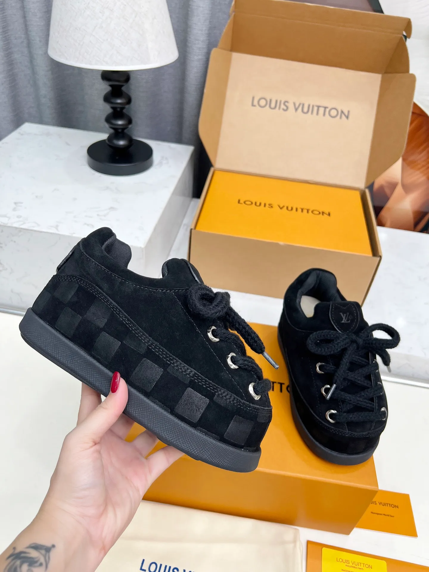 [L Family] P: 740💰 Couple model, size: women 35-41 (customized at 41 for women), 39-46 for men (customized at 45.46) The 2025 iteration of this Time Out sneaker, couple model, LV co-branded nigo, donkey brand, Louis Vuitton, ugly, cute😍Many Internet celebrities have shown off their feet, a classic and versatile item. Fabric: Imported high mercerized cow suede. Lining: high-grade elastic mesh, outsole: original molded outsole, palm print rubber outsole with hidden L letter and Monongram flower.